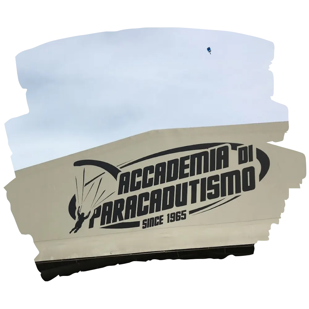 Gebäude und Schild der Fallschirmsprungschule Accademia di Paracadutismo