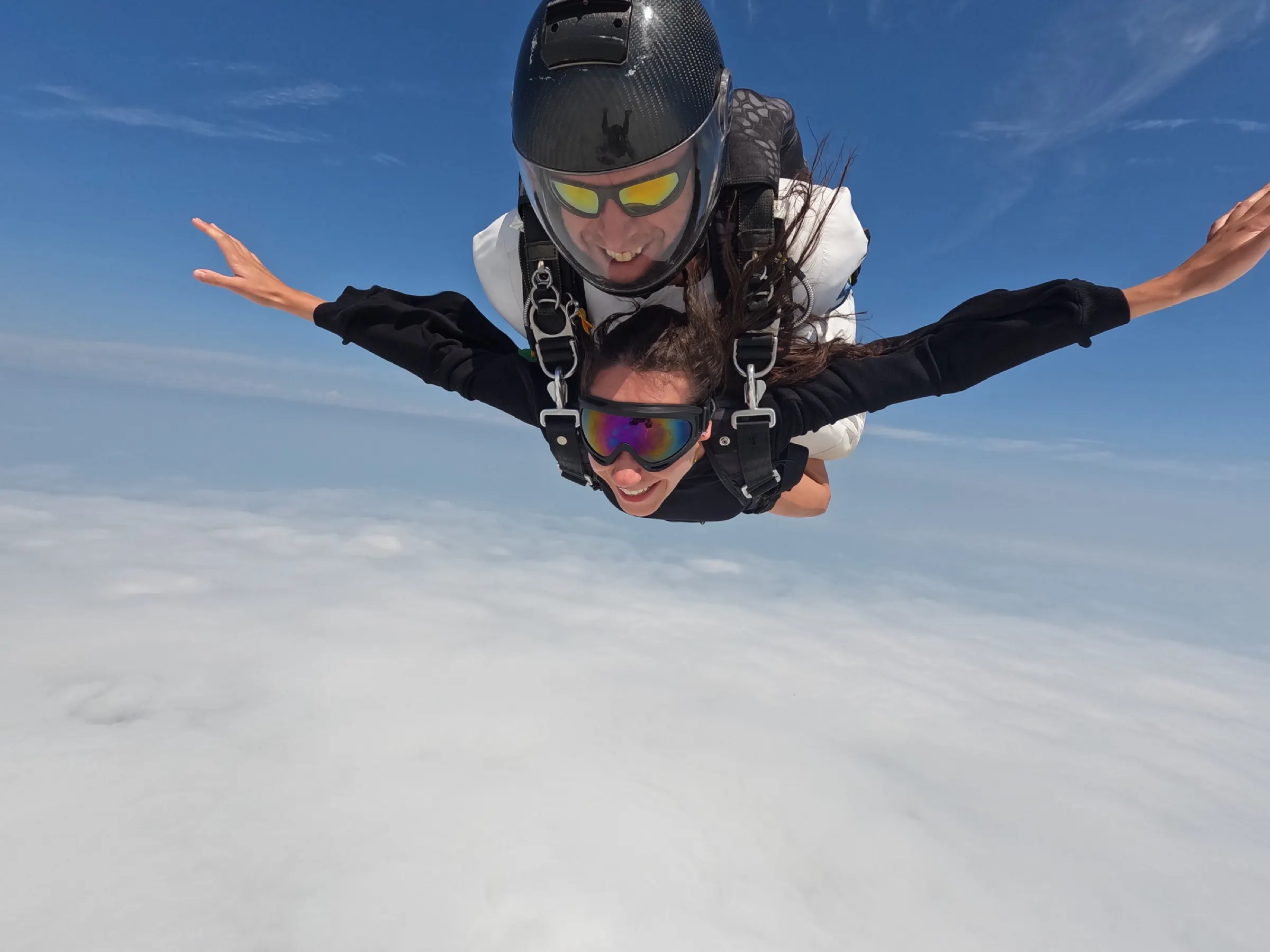 Skydiving with glasses or contact lenses: can you do it?